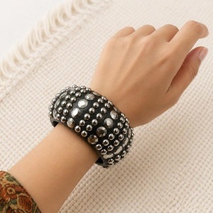 Brazalete de madera hecho a mano de perfil ancho con incrustaciones de metal detalladas - Estilo étnico tribal F S International Uttar Pradesh - Product Image 3