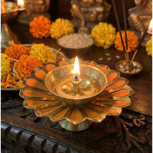 Lampe à huile Diya artisanale en laiton orange avec motif floral en forme de lotus, pour la maison, le temple, la prière, la décoration Puja, lampe à mèche - Product Image 2