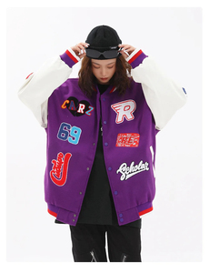 แจ็คเก็ตเบสบอล Letterman คุณภาพดี ขายส่ง แบบกำหนดเองได้ แจ็คเก็ตวาร์ซิตี้ผ้าซาตินแขนและตัวเสื้อทำจากโพลีเอสเตอร์สำหรับฤดูหนาว ปรับแต่งด้านหน้าได้ - Product Image 3