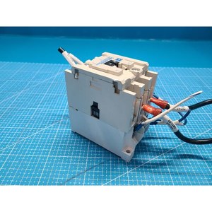 Contacteur non inversible CUTLER-HAMMER CE15JN3-T16 IEC, utilisé comme pièce détachée pour équipement semi-conducteur d'époque - Product Image 3