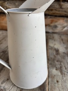 Carafe en métal blanc durable, idéale pour l'eau, les jus et l'usage domestique quotidien, au look vintage, vente en gros depuis l'Inde - Product Image 6