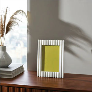 Support photo moderne en colonne cannelée - Product Image 1