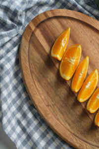 เขียงไม้ไผ่พรีเมียมพร้อมช่องจับ |   เขียงที่ทนทานเพื่อการจับที่ง่ายดายและการเตรียมอาหารอย่างปลอดภัย - Product Image 3