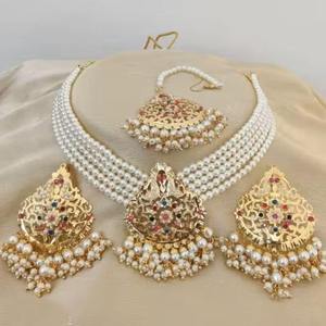 Collar afgano Kuchi ornamentado con paneles rectangulares plateados con detalles en azul lapislázuli y delicada flecos de monedas. - Product Image 4