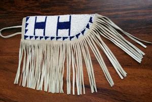 Étui à couteau en cuir perlé fait main avec franges et motif bleu et blanc - Product Image 2