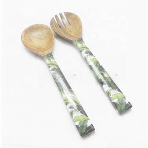 ชุดช้อนส้อมไม้สำหรับสลัด พร้อมด้ามจับลายพิมพ์ อุปกรณ์เสิร์ฟในครัว ชุดอุปกรณ์บนโต๊ะอาหาร สำหรับใช้ในบ้าน บุฟเฟ่ต์ และงานจัดเลี้ยง - Product Image 1