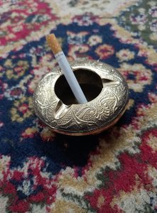 Cendrier rond en laiton artisanal pour fumeurs, cendrier décoratif antique fait main avec motif gravé vintage pour table - Product Image 4