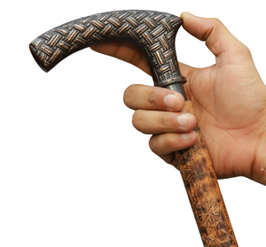 Canne de marche vintage en bois, revêtement en cuir floral, finition antique, pour personnes âgées, design unique et élégant. - Product Image 1