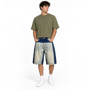 Shorts en jean longs à jambe droite personnalisés avec finition délavée mi-bleue, détail d'étiquette tissée personnalisée, longueur genou, coupe décontractée - Product Image 3
