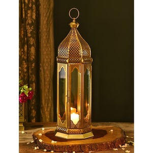 Farol de metal hecho a mano con diseño único, decorativo para exteriores e interiores, portavelas para el hogar y el jardín, disponible para la venta. - Product Image 3