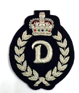 Écussons brodés faits main sur mesure en fil de bullion, couronne royale, sequins 3D, épingles dorées simples, badges de mode en tissu pour uniformes - Product Image 3