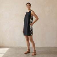 Robe Courte Femme Noire en Coton et Lin à Rayures Ondulées, Tissu Léger, Style Moderne, Coupe Confortable