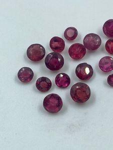 สปิเนลสีแดงคุณภาพสูงธรรมชาติ 4.25 กะรัต 16 เม็ด ทรงกลมเจียระไนแบบบริลเลียนท์ ขนาด 3-4 มม. สำหรับทำเครื่องประดับ - Product Image 3