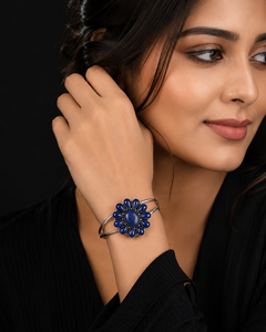 Bracelet manchette floral en argent oxydé et pierre de lapis-lazuli bleue naturelle |   Bijoux bohèmes faits à la main - Product Image 2