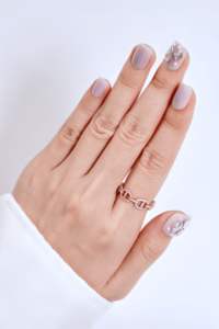 Uñas Postizas Personalizadas de ABS Morado al por Mayor, Diseño de Uñas Artificiales de Longitud Media, Forma de Almendra, Estampado Dorado, Fábrica OEM ODM - Product Image 2