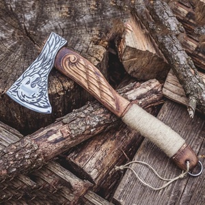 Hache artisanale de qualité industrielle supérieure avec manche en bois et étui en cuir, couteau de camping en acier carbone à motif pour l'extérieur - Product Image 1