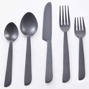 Ensemble complet de couverts en métal comprenant des cuillères à dîner, des fourchettes et des couteaux, adapté aux repas en famille - Product Image 4