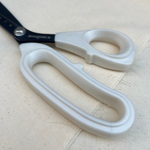 Ciseaux de couture de haute qualité - Accessoire de couture - Lame en acier inoxydable de 9 pouces, poignée ergonomique en nylon blanc souple - Product Image 4