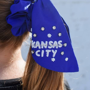 Coletero de lazos bordados azules de Kansas City con cuentas para niñas, ideal para el espíritu escolar y del equipo, hecho a mano y ecológico. - Product Image 2