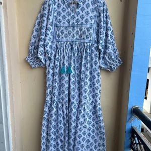 เดรสยาวพิมพ์ลายดอกไม้สไตล์โบฮีเมียนขายดีประจำปี 2026 สำหรับผู้หญิง เดรสผ้าฝ้ายพิมพ์ลายดอกไม้ สไตล์ลำลอง ราคาโรงงาน - Product Image 1