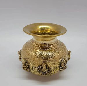 Vase en laiton soigneusement sculpté, orné d'idoles divines pour les rituels sacrés, disponible à prix de gros. - Product Image 1