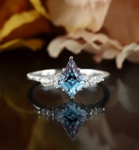 Bague de fiançailles en argent sterling 925 plaqué or avec alexandrite taille cerf-volant, pierre précieuse à changement de couleur, bijou de mariage unique, cadeau pour elle - Product Image 1