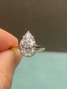 Bague de fiançailles solitaire en diamant de laboratoire taille poire de 3 carats, certifiée IGI - Product Image 6
