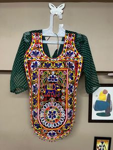 เสื้อเบลาส์ผ้าจอร์เจตต์แท้ ตกแต่งลายดอรี่ด้านหลัง คอวี แขนยาว ดีไซน์เนอร์ เสื้อผ้าชาติพันธุ์ - Product Image 5