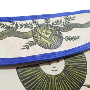 Tablier de régale masonique brodé en tissu denim, inspiré du XVIIIe siècle, pour Grand Maître de Loge, fabriqué à la machine - Product Image 6