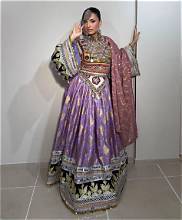 Lehenga Choli en soie rose et bleue avec broderies lourdes à motifs géométriques, robe de mariée ethnique longue pour femmes - Product Image 3