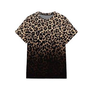 Camiseta de cuello redondo para adulto, diseño con estampado de leopardo en toda la prenda, 100% algodón, 220 g/m², tono negro. - Product Image 1