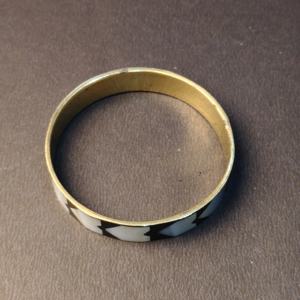 Brazalete Moderno Monocromático con Incrustaciones de Madreperla y Resina Negra – Brazalete con Patrón Chevron y Forro de Latón – Joyería Premium de Concha - Product Image 6