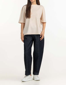 Camiseta Informal Transpirable Premium para Mujer, Camiseta Beige Extra Grande, Camiseta Clásica Beige con Hombros Caídos, Corte Moderno Extra Grande - Product Image 3