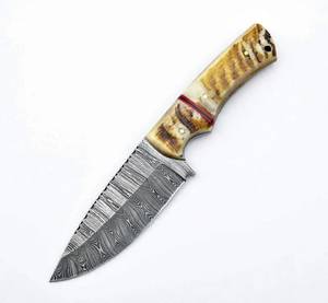 Herramienta utilitaria fija para exteriores, hecha a mano, con hoja de acero damasco con patrón retorcido y punta de cuchillo, mango de cuerno texturizado. - Product Image 4