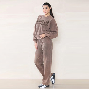 Ensemble de survêtement en polaire marron Mocha pour femme Moto End Corporation, sweat-shirt à fermeture éclair courte avec imprimé sur la poitrine et pantalon de survêtement assorti, décontracté - Product Image 5