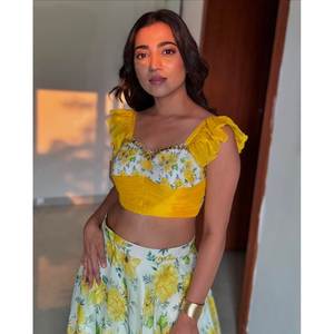 Hermoso Lehenga Choli con Corte en A para Fiestas, Estampado Floral en Chifón con Detalles de Espejo Real, Cintura Natural que Realza la Elegancia - Product Image 1