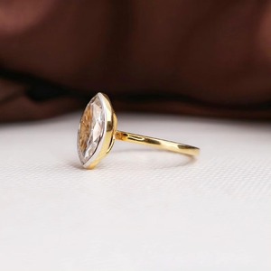 Anillo de Diamante Cultivado en Laboratorio con Corte Marquesa y Engaste de Bisel en Oro Amarillo de 14K, con Certificado IGI y Claridad VVS para Mujer - Product Image 5