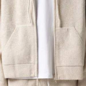 Sweat à capuche zippé en tricot beige avec emblème – Confortable et élégant pour hommes et femmes, idéal pour les tenues décontractées et quotidiennes - Product Image 4