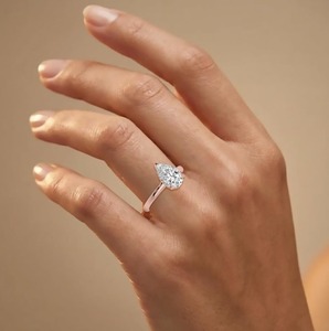 Anillo de Compromiso Clásico de Oro Rosa de 10K con Diamante Cultivado en Laboratorio de Corte Pera de 2.10 CTW y Halo Oculto - Product Image 2