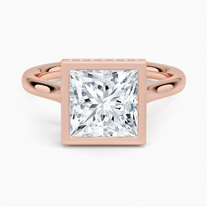 Bague de fiançailles en moissanite taille princesse 2 carats, solitaire halo, avec bande d'accentuation pavée de diamants - Product Image 5