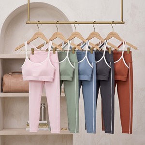 Soutien-gorge de sport à col carré avec bretelles spaghetti, maintien moyen, pour yoga et fitness, rose clair uni, respirant et à séchage rapide - Product Image 5