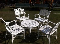 Ensemble de chaises à bascule de jardin en teck blanc avec table à pieds tournés et parasol rouge, mobilier de patio extérieur de style européen, durable