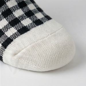 ถุงเท้ากีฬาซับเหงื่อ ระบายอากาศได้ดี ขนาดใหญ่พิเศษ สำหรับวิ่ง ออกกำลังกาย ยิม ทนทาน บุหนานุ่ม สีสันปรับแต่งได้ - Product Image 6