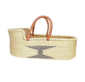 Panier à langer mural haut en jonc de mer, style moderne minimaliste, avec accents foncés, et panier à langer pour enfant en rotin avec sangles - Product Image 1