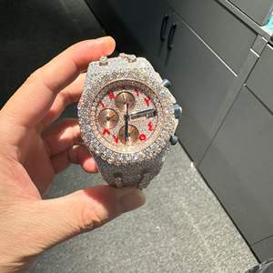 Reloj de Diamantes Moissanite DEF de Alta Calidad, Estilo Hip Hop, con Diamantes Incoloros, Caja de Aleación de 40 mm, Movimiento de Cuarzo - Product Image 1