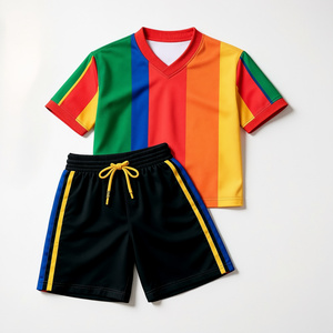 ชุดกีฬาเด็กลายทางสีสันสดใส เสื้อคอวีโพลีเอสเตอร์พร้อมกางเกงขาสั้นสีดำและสายรัดเอว ใส่สบายทุกฤดูกาล - Product Image 1