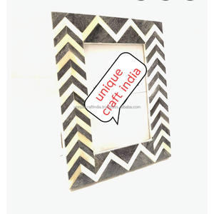 Cadre photo en bois fait main avec incrustation de résine bleu profond, motif chevrons, décoration de table artisanale moderne - Product Image 5