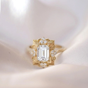 Anillo de Compromiso Art Deco con Diamante Cultivado en Laboratorio, Corte Esmeralda, Oro Amarillo - Product Image 4