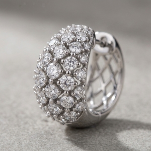 ต่างหูห่วงแบบ Huggie ทรงโดมกว้าง ประดับเพชรแล็บโกรว์ทรง Pave Cut ชุบทอง พร้อมหินแบบ Cluster และฐานแบบ Lattice เหมาะสำหรับงานแต่งงานและเป็นของขวัญ - Product Image 3