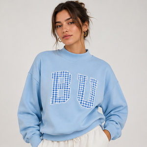 Sweat-shirt oversize bleu clair à col rond avec motif graphique personnalisé à carreaux BU, pull universitaire en molleton, vêtement streetwear - Product Image 1